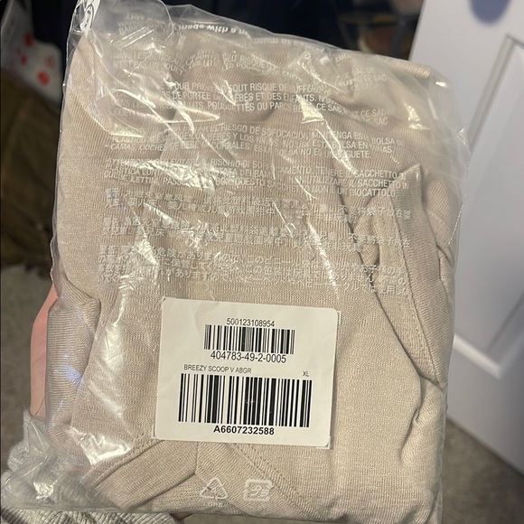 Athleta Breezy Scoop V-Neck - Picture 2 of 6